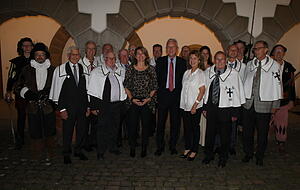 OB Harry Mergel und Alt-OB Helmut Himmelsbach mit den Rittern und Organisatoren des Ritterabends im Schlosshof. OB Harry Mergel und Alt-OB Helmut Himmelsbach mit den Rittern und Organisatoren des Ritterabends im Schlosshof.