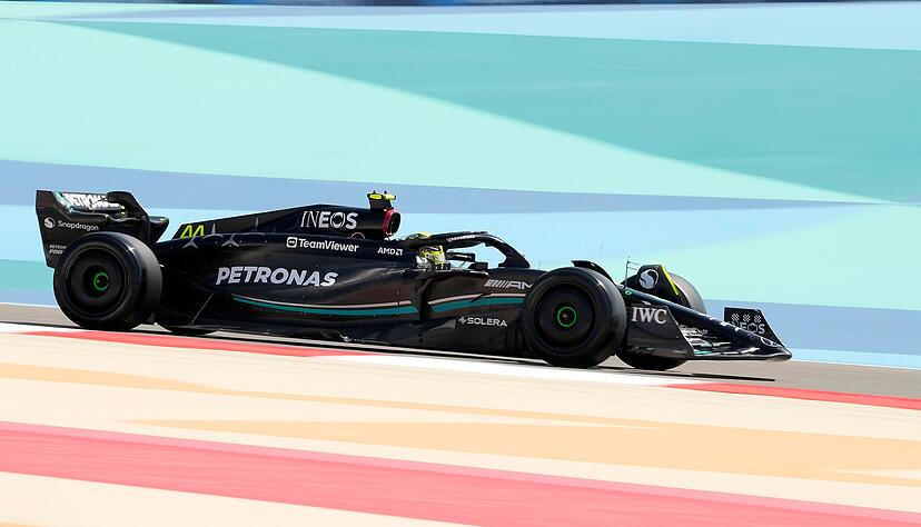 Mercedes um Rekordweltmeister Lewis Hamilton verzichtet in diesem Jahr zu großen Teilen auf eine Fahrzeuglackierung. Mercedes um Rekordweltmeister Lewis Hamilton verzichtet in diesem Jahr zu großen Teilen auf eine Fahrzeuglackierung.
