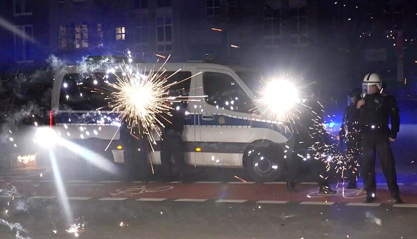 Feuerwerkskörper-Würfe gegen Polizisten - nicht nur in Berlin zuletzt ein Problem.