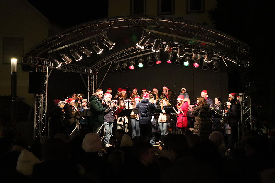 Am Mittwochabend wurde der Weihnachtsmarkt „Advent am Schloss“ in Künzelsau eröffnet.