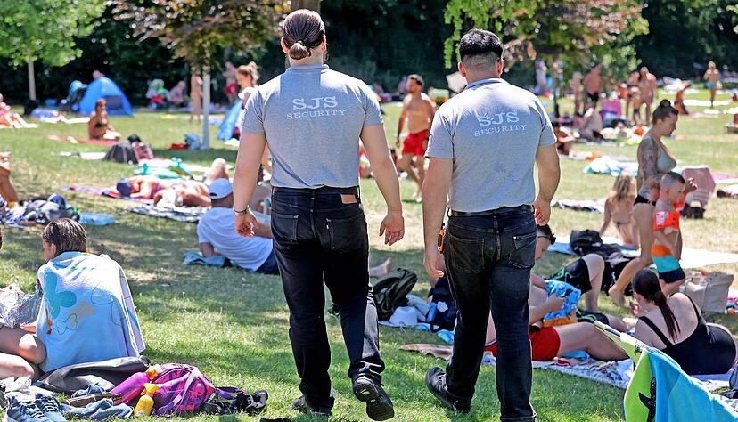 Im Bad Friedrichshaller Solefreibad patrouilliert an besucherstarken Tagen ein Sicherheitsdienst. Der Öhringer Bäderchef wünscht sich das auch. Im Bad Friedrichshaller Solefreibad patrouilliert an besucherstarken Tagen ein Sicherheitsdienst. Der Öhringer Bäderchef wünscht sich das auch.