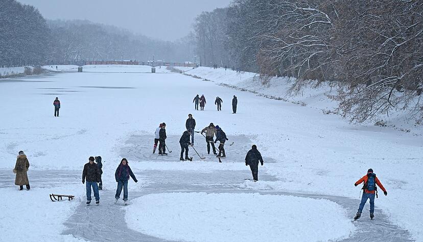 Die sch&ouml;nen Seiten des Winters: Schlittschuhlaufen in Leipzig.
