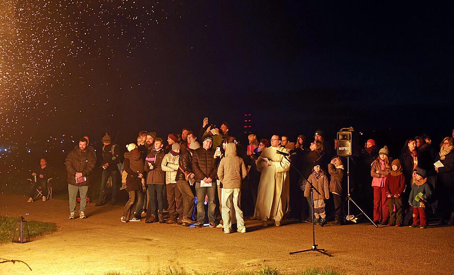 Bei der Andacht sind viele trotz der frühen Morgenstunden dabei. Bei der Andacht sind viele trotz der frühen Morgenstunden dabei.