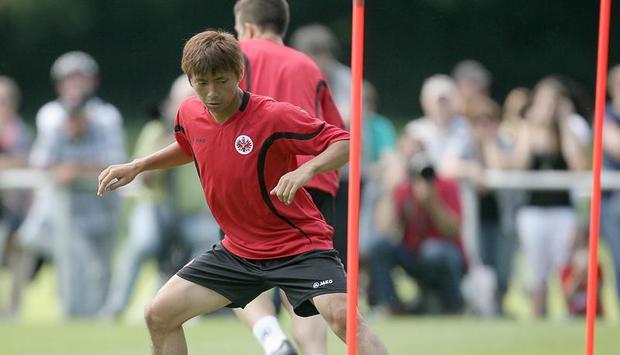 Der Japaner Takashi Inui spielt für Eintracht Frankfurt in der Bundesliga. Foto: Fredrik von Erichsen Der Japaner Takashi Inui spielt für Eintracht Frankfurt in der Bundesliga. Foto: Fredrik von Erichsen