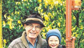 Aktiv als Landwirt und Wengerter &minus; hier mit Enkel Arne auf dem Rittelhof.