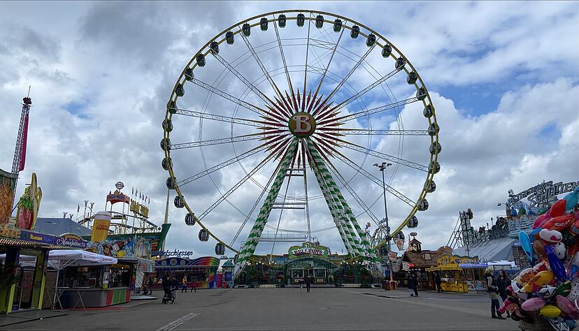 Am Wochenende kam es auf dem Stuttgarter Frühlingsfest zu einem Vorfall, bei dem ein Mann eine Machete zog. Am Wochenende kam es auf dem Stuttgarter Frühlingsfest zu einem Vorfall, bei dem ein Mann eine Machete zog.