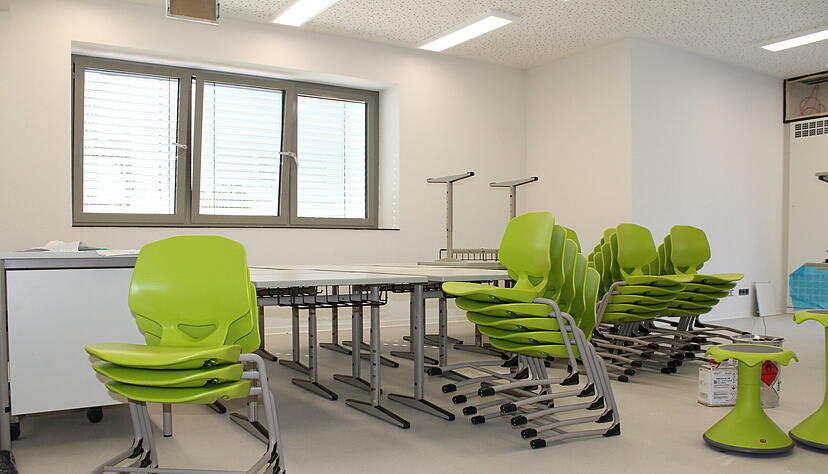 Die neuen Stühle in der umgebauten Grundschule in Neudenau-Siglingen erstrahlen in sattem Grün.