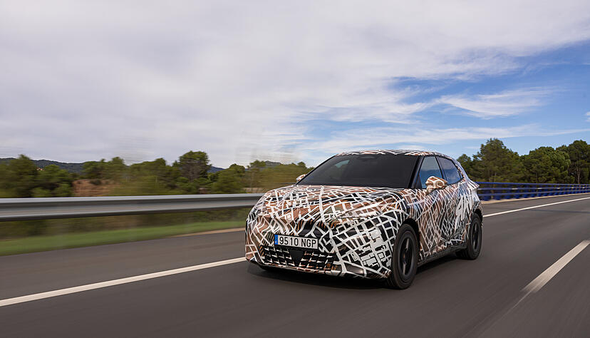 Noch getarnt unterwegs: Der neue Cupra Raval gibt den Startschuss f&uuml;r die elektrische Kleinwagenfamilie im VW-Konzern. Am 9. April feiert er seine Weltpremiere.