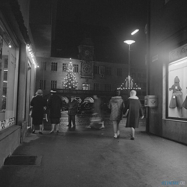 Weihnachtliches Rathaus und Marktplatz 1960 von der Kasernengasse aus eingefangen.