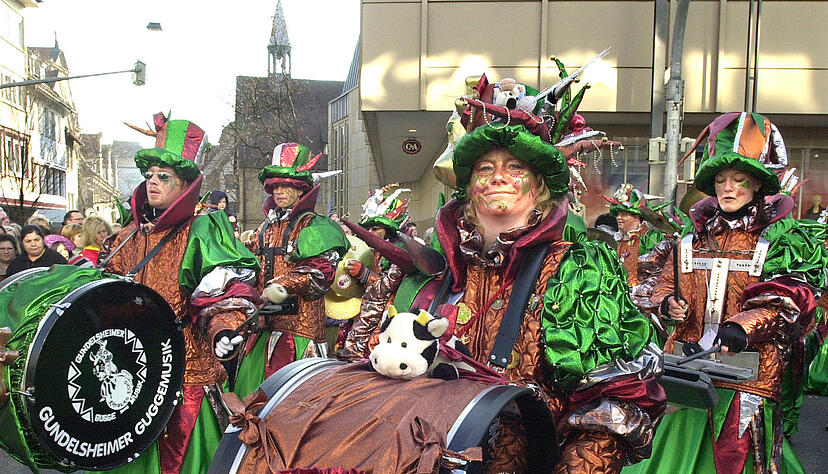 Zusammengestellt von Archiv und Dokumentation der Heilbronner Stimme - 
Beim ersten Umzug  der Carneval-Gesellschaft Heilbronn nach 21 Jahren in der Heilbronner Innenstadt sind am 5. Februar 2005  an die  20.000 Besucher fröhliche Begleiter des närrischen Treibens.