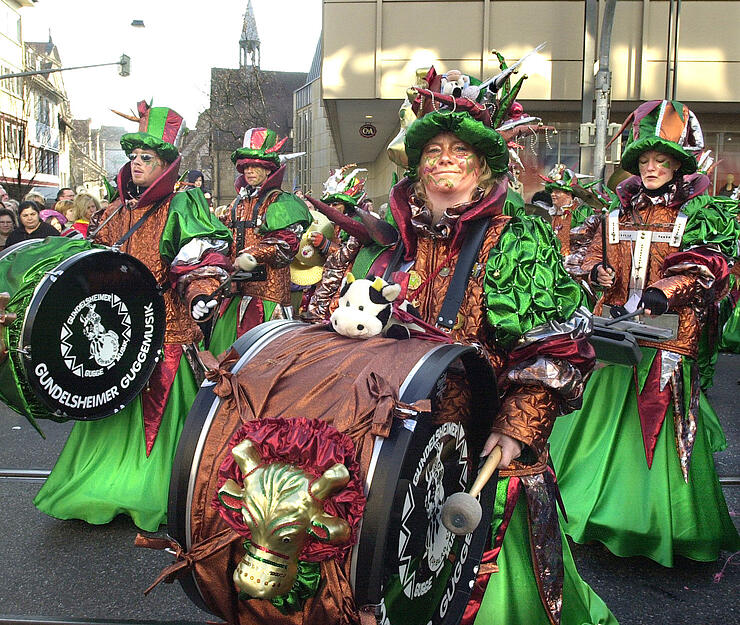 Zusammengestellt von Archiv und Dokumentation der Heilbronner Stimme - 
Beim ersten Umzug  der Carneval-Gesellschaft Heilbronn nach 21 Jahren in der Heilbronner Innenstadt sind am 5. Februar 2005  an die  20.000 Besucher fröhliche Begleiter des närrischen Treibens.