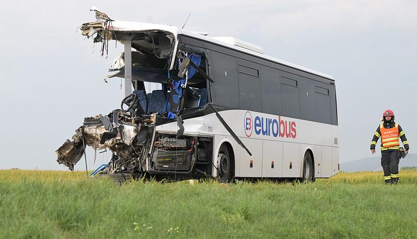 Beim Zusammenstoß wurde der Busfahrer im Wrack eingeklemmt und musste von der Feuerwehr befreit werden.