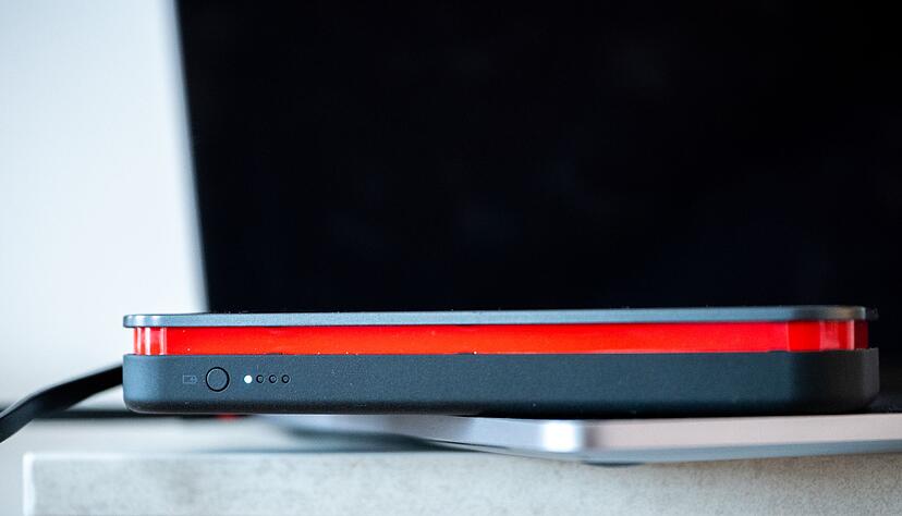 Wenn der Strom ausfällt, sichern Powerbanks die Energieversorgung für Smartphones, Tablets und Laptops. Wenn der Strom ausfällt, sichern Powerbanks die Energieversorgung für Smartphones, Tablets und Laptops.