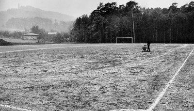 1966 wurde der Hartplatz (links) in Betrieb genommen, 1969 das Heuchelbergstadion - hier eine Aufnahme von 1985. Im Hintergrund das Waldheim.Fotos: Archiv, Blass