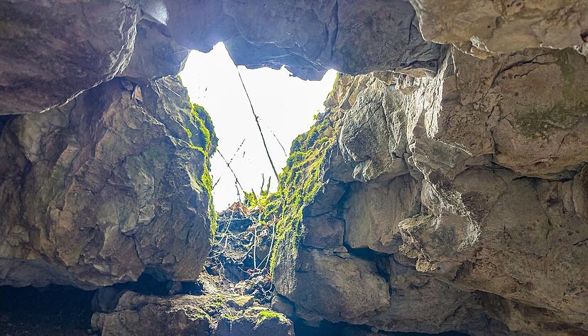 Das Mädchen stürzte durch ein Loch in die Höhle und fiel laut Polizei etwa drei Meter in die Tiefe. (Archivbild) Das Mädchen stürzte durch ein Loch in die Höhle und fiel laut Polizei etwa drei Meter in die Tiefe. (Archivbild)