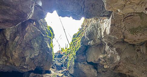 Das M&auml;dchen st&uuml;rzte durch ein Loch in die H&ouml;hle und fiel laut Polizei etwa drei Meter in die Tiefe. (Archivbild)