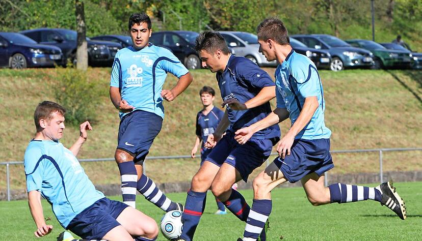 Kein Durchkommen gab für SGM-Stürmer Ioannis Tsingas (Zweiter von rechts), der hier am Knie von Stefan Stoll (links/Sindringen) scheitert.Foto: Alexander Bertok
