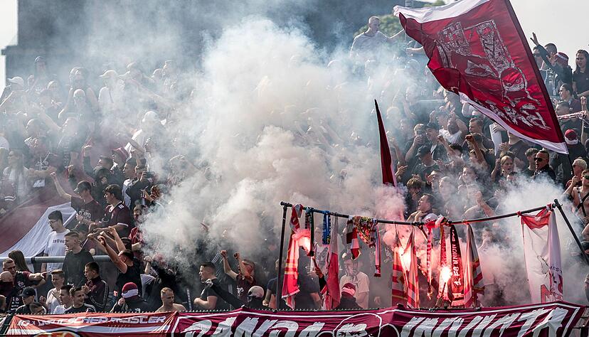 Beim Regionalligaspiel zwischen dem BFC Dynamo und Energie Cottbus kam es zu Ausschreitungen.