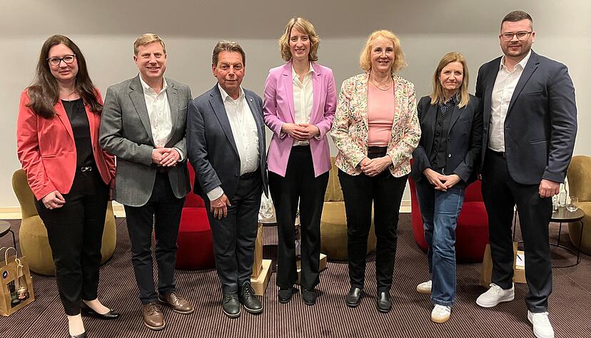Führten eine angeregte Diskussion: Moderatorin Melanie Renje (von links), Nico Weinmann, Klaus Ranger, Isabell Huber, Carola Wolle, Gudula Achterberg und Moderator Tobias Hollstein. Führten eine angeregte Diskussion: Moderatorin Melanie Renje (von links), Nico Weinmann, Klaus Ranger, Isabell Huber, Carola Wolle, Gudula Achterberg und Moderator Tobias Hollstein.