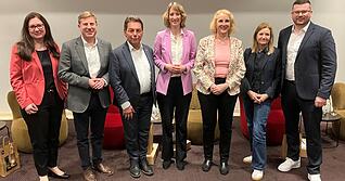 F&uuml;hrten eine angeregte Diskussion: Moderatorin Melanie Renje (von links), Nico Weinmann, Klaus Ranger, Isabell Huber, Carola Wolle, Gudula Achterberg und Moderator Tobias Hollstein.