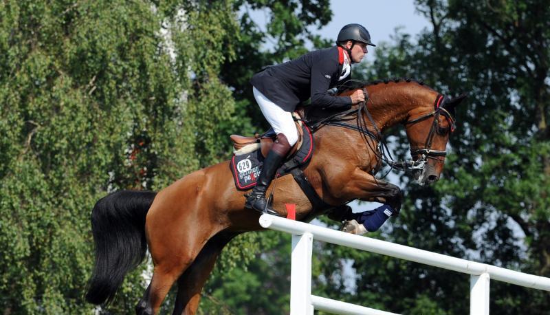 Andr&eacute; Thieme &uuml;berspringt im Juni 2011 auf seinem Pferd&nbsp;Nacorde beim 82. Deutschen Spring-Derby in Hamburg ein Hindernis. Foto: Angelika Warmuth