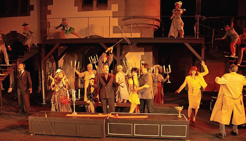 Premiere bei den Burgfestspielen: Bei "The Addams Family" treffen zwei völlig unterschiedliche Familien aufeinander.
Foto: Burgfestspiele Jagsthausen Premiere bei den Burgfestspielen: Bei "The Addams Family" treffen zwei völlig unterschiedliche Familien aufeinander.
Foto: Burgfestspiele Jagsthausen