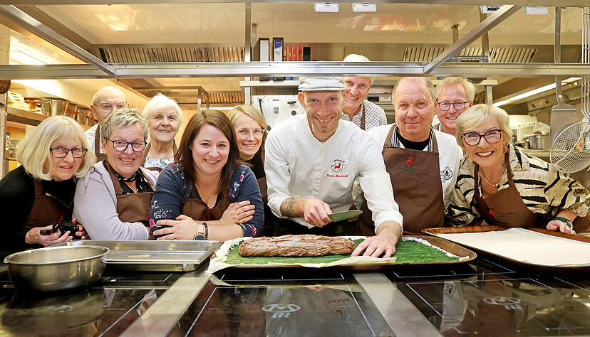 Glückliche Gewinner rund um Boris Rommel (Mitte), begleitet von Stimme-Verleger Tilmann Distelbarth (2. v. re.) und Chefredakteur Uwe Ralf Heer (4. v. re.). Fotos: Ralf Seidel Glückliche Gewinner rund um Boris Rommel (Mitte), begleitet von Stimme-Verleger Tilmann Distelbarth (2. v. re.) und Chefredakteur Uwe Ralf Heer (4. v. re.). Fotos: Ralf Seidel