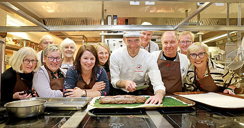 Glückliche Gewinner rund um Boris Rommel (Mitte), begleitet von Stimme-Verleger Tilmann Distelbarth (2. v. re.) und Chefredakteur Uwe Ralf Heer (4. v. re.). Fotos: Ralf Seidel Glückliche Gewinner rund um Boris Rommel (Mitte), begleitet von Stimme-Verleger Tilmann Distelbarth (2. v. re.) und Chefredakteur Uwe Ralf Heer (4. v. re.). Fotos: Ralf Seidel