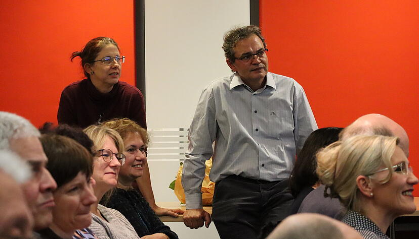 Dr. Froukje Sannijer-Grotheen und Dr. Ervin Sadetin lauschen beim Festakt zu ihren Ehren der Jazzmusik von Richard von Bracken und Roland Hank.