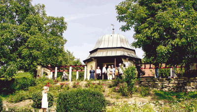 Nach dem Vortrag ergeht sich das Publikum im Gartenbelvedere und zieht dann weiter zum nächsten Denkmal, dem schlichten Sandstein-Weinberghäuschen von Ulrich Friedrich Brecht, erbaut 1744. (Foto: Gertrud Schubert)