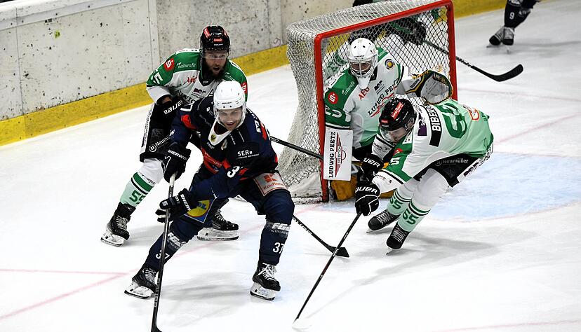 Kaum vom Puck zu trennen: Falken-Kapitän Freddy Cabana setzt sich hier gleich gegen zwei Gegenspieler durch.