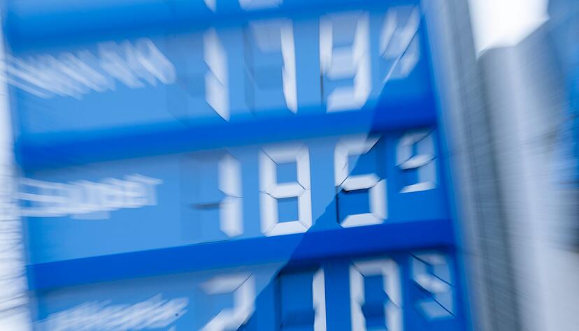 Der Konflikt im Nahen Osten l&auml;sst Spritpreise steigen: Durch Geschwindigkeitsreduzierung, richtigen Reifendruck und intelligentes Schalten kann man deutlich Kraftstoff sparen.