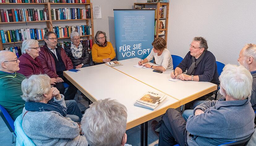 Traute Runde: Was sie bewegt, was sie gut und nicht so gut finden in Eberstadt, aber auch in der Zeitung, darüber diskutieren die Bürger in der Infothek.
Foto: Mario Berger Traute Runde: Was sie bewegt, was sie gut und nicht so gut finden in Eberstadt, aber auch in der Zeitung, darüber diskutieren die Bürger in der Infothek.
Foto: Mario Berger