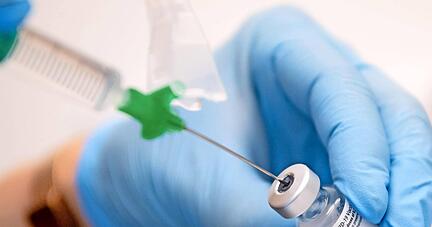 Im ZIZ Rot am See sind alle Impftermine ausgebucht. Impfstoff scheint auch hier Mangelware. Allerdings st&ouml;&szlig;t man bei Nachfragen auf Widerspr&uuml;che. 
Foto: dpa