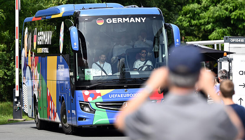 Der Bus der deutschen Nationalmannschaft hat am Dienstagabend Stuttgart erreicht. Der Bus der deutschen Nationalmannschaft hat am Dienstagabend Stuttgart erreicht.