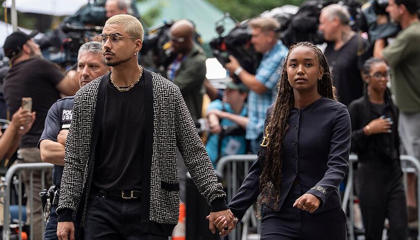 Chance Combs (rechts) und Quincy Brown (links),&nbsp;Tochter und Sohn von Sean "Diddy" Combs, kommen in New York am Gericht an.