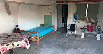 Das ist das Wohnzimmer, in dem Antonino Falzone die vergangenen Wochen gelebt hat. Am Dienstagnachmittag wurde der Mafioso festgenommen.
Foto: Jürgen Kümmerle