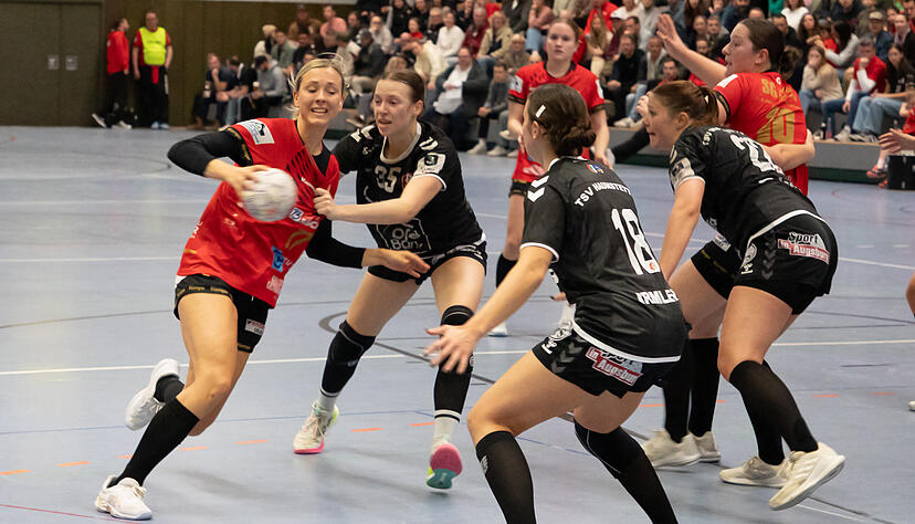 Lisa Loehnig (links) ersetzte früh die angeschlagene Paula Hofer und war am Ende mit fünf Treffern beste Schützin ihres Teams.