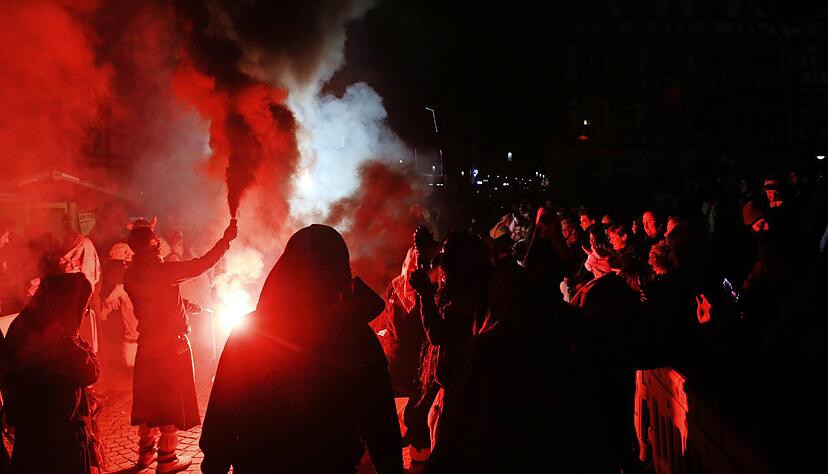 2000 Narren und mehr als Zehntausend Zuschauer sind beim Umzug in Eppingen auf der Straße. Gegen eine Narrengruppe laufen Ermittlungen.
Foto: Ralf Seidel 2000 Narren und mehr als Zehntausend Zuschauer sind beim Umzug in Eppingen auf der Straße. Gegen eine Narrengruppe laufen Ermittlungen.
Foto: Ralf Seidel