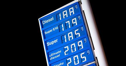 Die Preise für Kraftstoffe werden am Mittwoch um kurz nach Mitternacht an einer Tankstelle angezeigt.