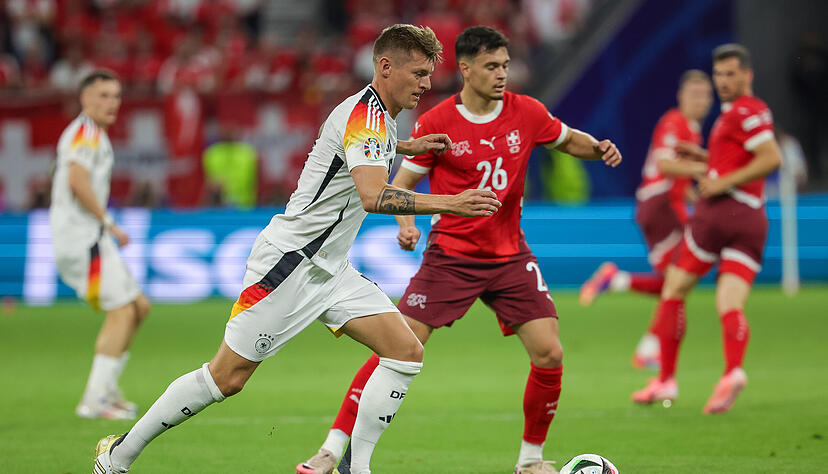 Deutschlands Spieler Toni Kroos (links) und der Schweizer Fabian Rieder kämpfen um den Ball. Deutschlands Spieler Toni Kroos (links) und der Schweizer Fabian Rieder kämpfen um den Ball.