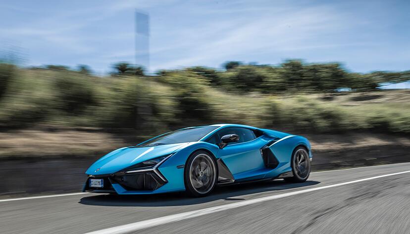 Schöne Sause? Ob der Lamborghini Revuelto Ihnen gefällt, ist Geschmackssache - die Fahrleistungen zumindest sind über jeden Zweifel erhaben. Schöne Sause? Ob der Lamborghini Revuelto Ihnen gefällt, ist Geschmackssache - die Fahrleistungen zumindest sind über jeden Zweifel erhaben.