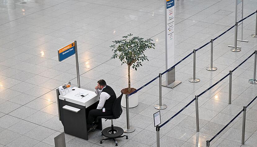 Seit 0.00 Uhr sind Beschäftigte aus dem öffentlichen Dienst der Flughafenbetreiber, den Bodenverkehrsdiensten und den Luftsicherheitsbereichen in verschiedenen Tarifkonflikten im Ausstand. Seit 0.00 Uhr sind Beschäftigte aus dem öffentlichen Dienst der Flughafenbetreiber, den Bodenverkehrsdiensten und den Luftsicherheitsbereichen in verschiedenen Tarifkonflikten im Ausstand.