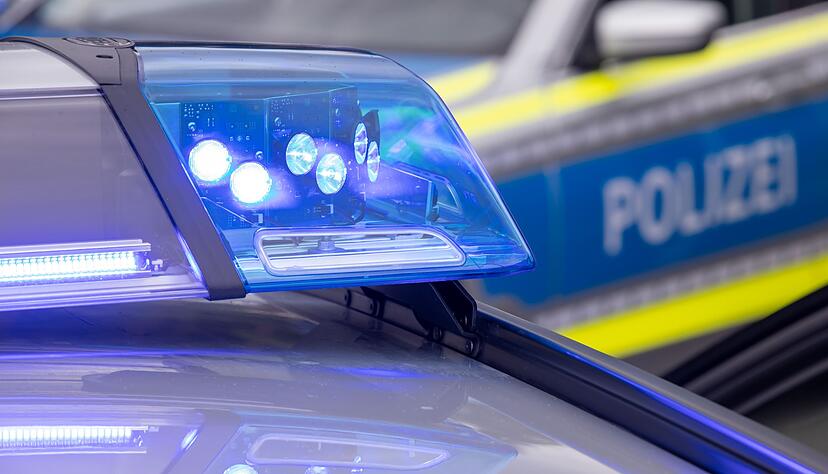 Die Polizei ermittelt nach dem Fund der Leiche einer Frau bei Eberbach (Rhein-Neckar-Kreis) - wenige Stunden nachdem ihr Sohn bei einem Verkehrsunfall ums Leben gekommen ist. (Symbolbild)