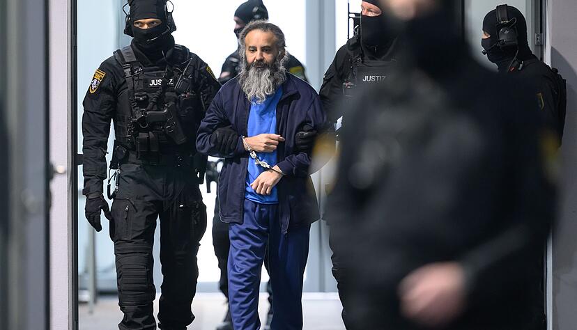 Der Angeklagte Taleb al-Abdulmohsen wird in den Gerichtssaal gef&uuml;hrt.