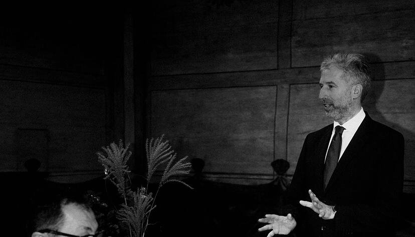 OB und Standesbeamter Palmer hält die nächtliche Traurede für das Brautpaar. OB und Standesbeamter Palmer hält die nächtliche Traurede für das Brautpaar.