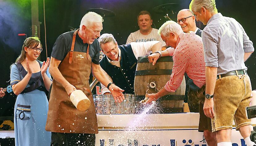 Am Freitagabend wurde der größte Rummel der Region mit dem Fassanstich des Oberbürgermeisters eröffnet. Assistiert von Innenminister Thomas Strobl brauchte Harry Mergel fünf Schläge. Am Freitagabend wurde der größte Rummel der Region mit dem Fassanstich des Oberbürgermeisters eröffnet. Assistiert von Innenminister Thomas Strobl brauchte Harry Mergel fünf Schläge.