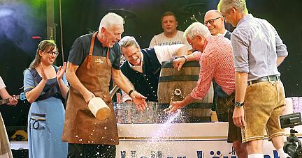 Am Freitagabend wurde der größte Rummel der Region mit dem Fassanstich des Oberbürgermeisters eröffnet. Assistiert von Innenminister Thomas Strobl brauchte Harry Mergel fünf Schläge.