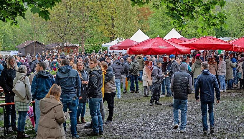 Nach dem Dauerregen am Freitag war es auf dem Festgelände schlammig. Aber am Samstag hatte sich das Wetter etwas beruhigt, so dass die Besucher zu Wein am See strömten.
Fotos: Christiana Kunz