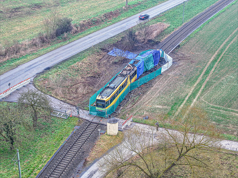 Blick auf die Unfallstelle nach dem Zusammenstoß eines Tanklasters mit einer Stadtbahn bei Ubstadt-Weiher.